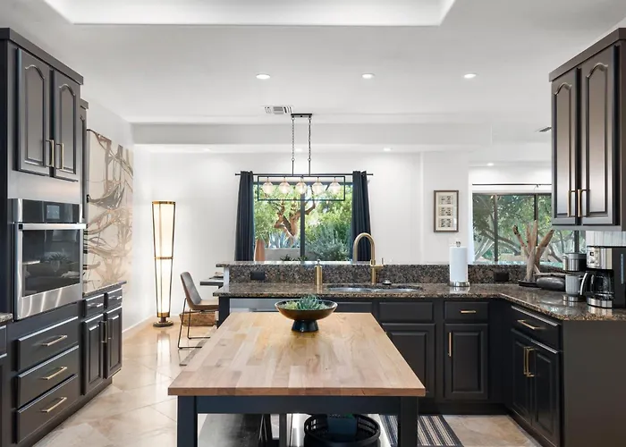 Minutes From Shopping, Old Town, Dining & Golf Scottsdale