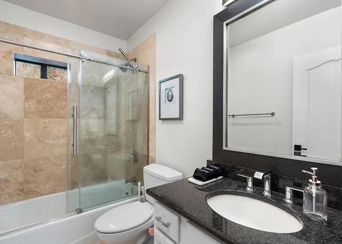 Minutes From Shopping, Old Town, Dining & Golf
