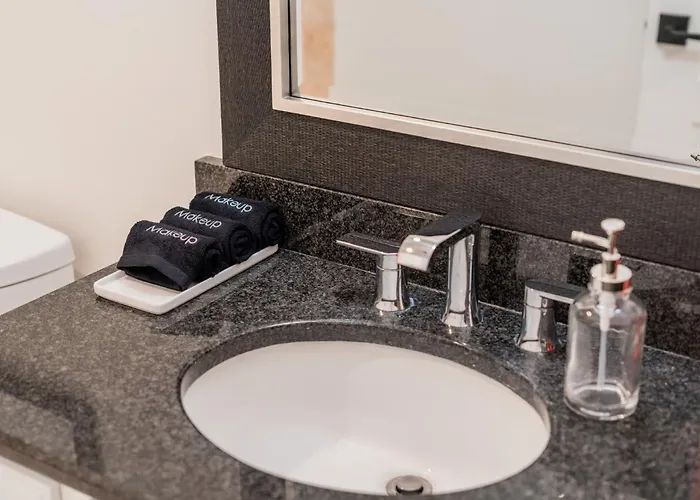 Minutes From Shopping, Old Town, Dining & Golf Scottsdale